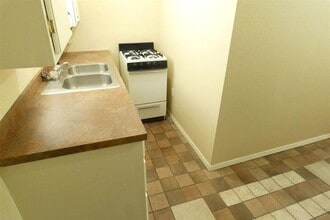 Building Photo - 1360 Mulberry St