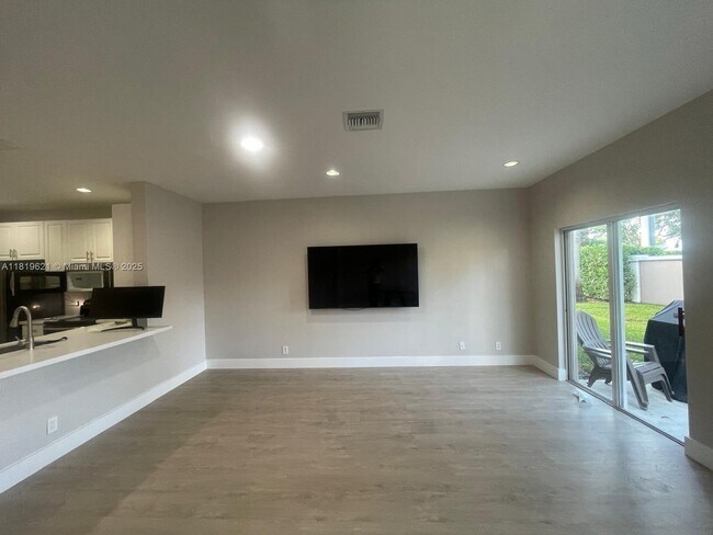 Foto del edificio - 13227 NW 7th Dr