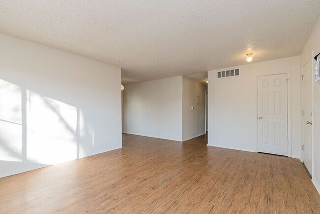 Building Photo - 2 Bed, 1 Bath Home in Loveland!