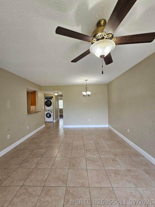 Building Photo - 1049 Golden Lakes Blvd