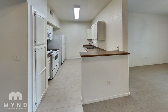 Foto del edificio - 9620 W Russell Rd
