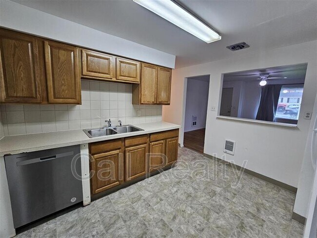 Building Photo - 6412 N Normandie St