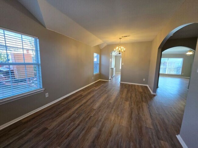 Building Photo - 710 Meadow Springs Dr