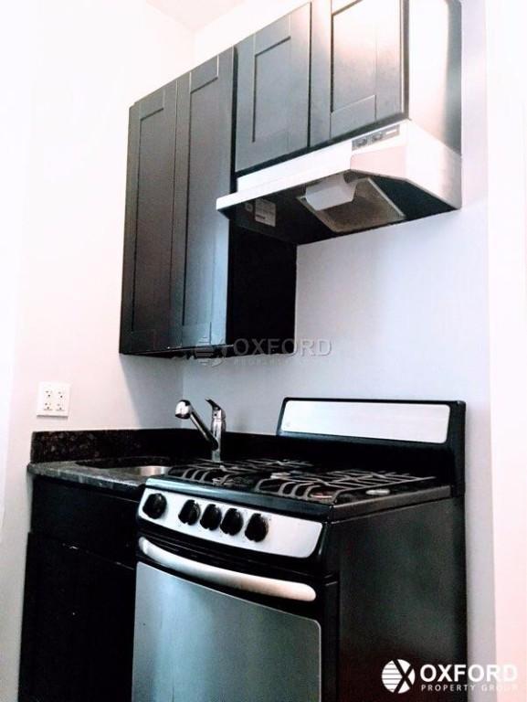 Foto del edificio - 322 W 49th St