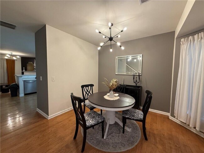Foto del edificio - 1487 Cove Creek Cir