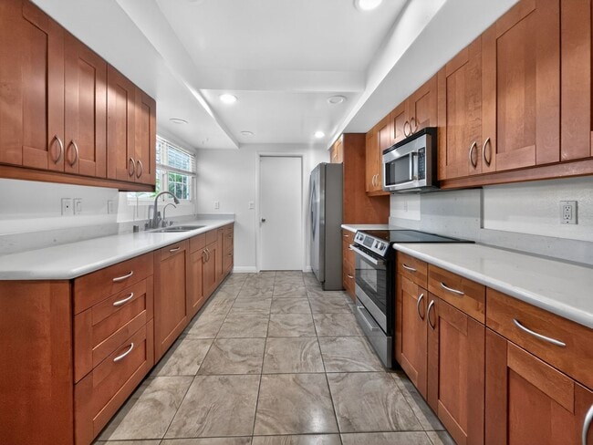 Building Photo - Remodeled, Single-Level, End-Unit Condo in Irvine