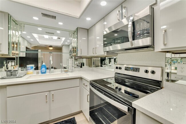 Foto del edificio - 900 Willow Tree Dr