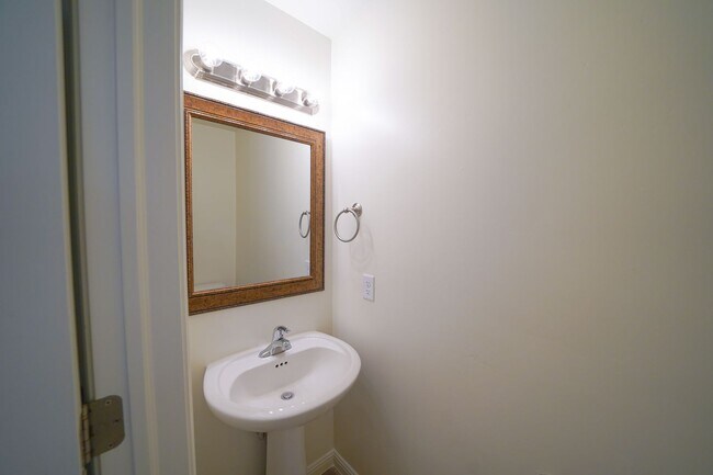 Foto del edificio - Remodeled 3 Bed / 2.5 Bath Townhome in Great Location