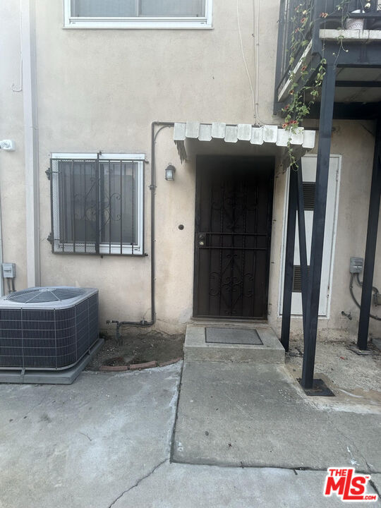 Building Photo - 818 E Nutwood St