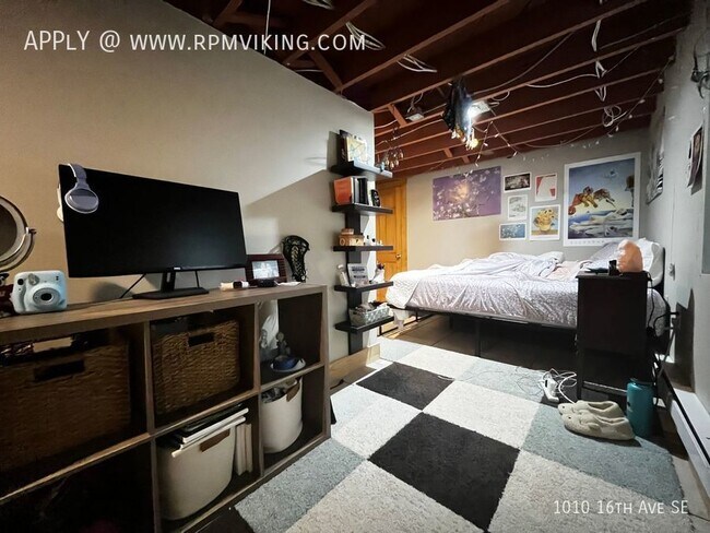 Building Photo - 3 Bed 2 Bath Duplex Ready Fall 2024 - Depo...