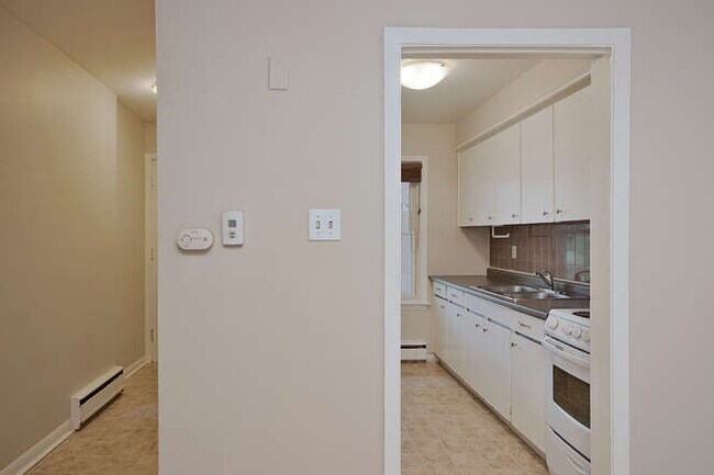 Photo du bâtiment - SPACIOUS 2 BEDROOM TOWNHOME ON ARBOUR GLEN CRESCENT