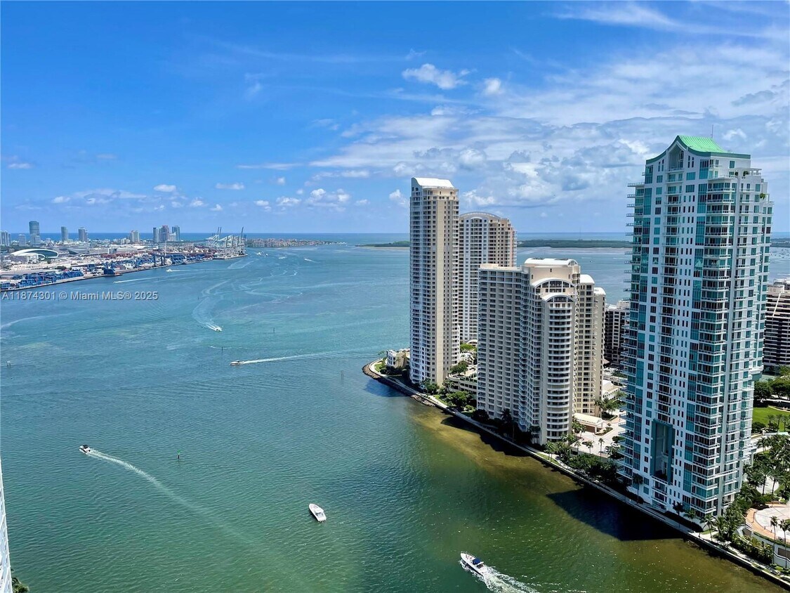 Primary Photo - 300 S Biscayne Blvd