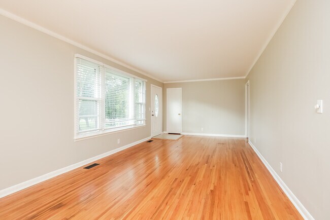 Building Photo - Renovated 3BR/1.5BA in Bellshire Estates!