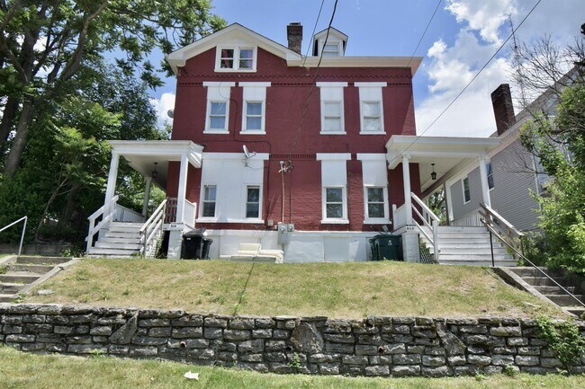 Building Photo - 816-818 Summit Ave