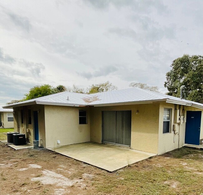 Foto del edificio - 2/1.5 Side A of Duplex in Fort Pierce
