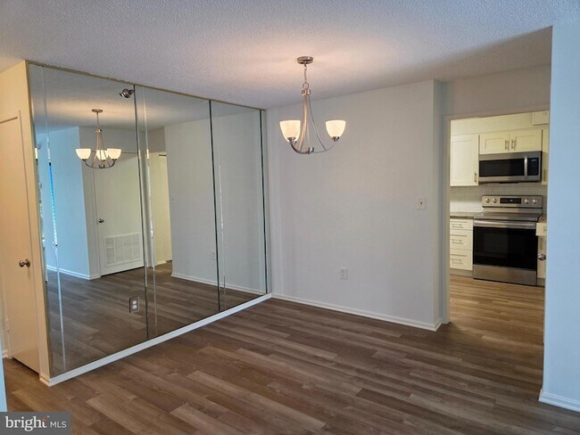 Foto del edificio - 15107 Interlachen Dr