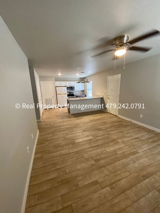 Building Photo - MOVE IN SPECIAL! HALF OFF MOVE IN RENT! 2 ...