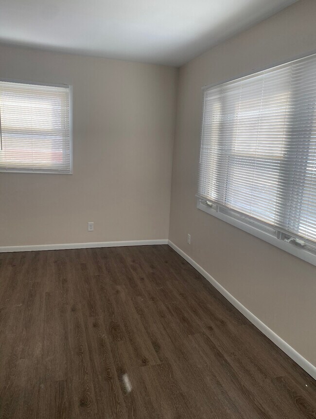 Building Photo - 1406 Sunset Dr
