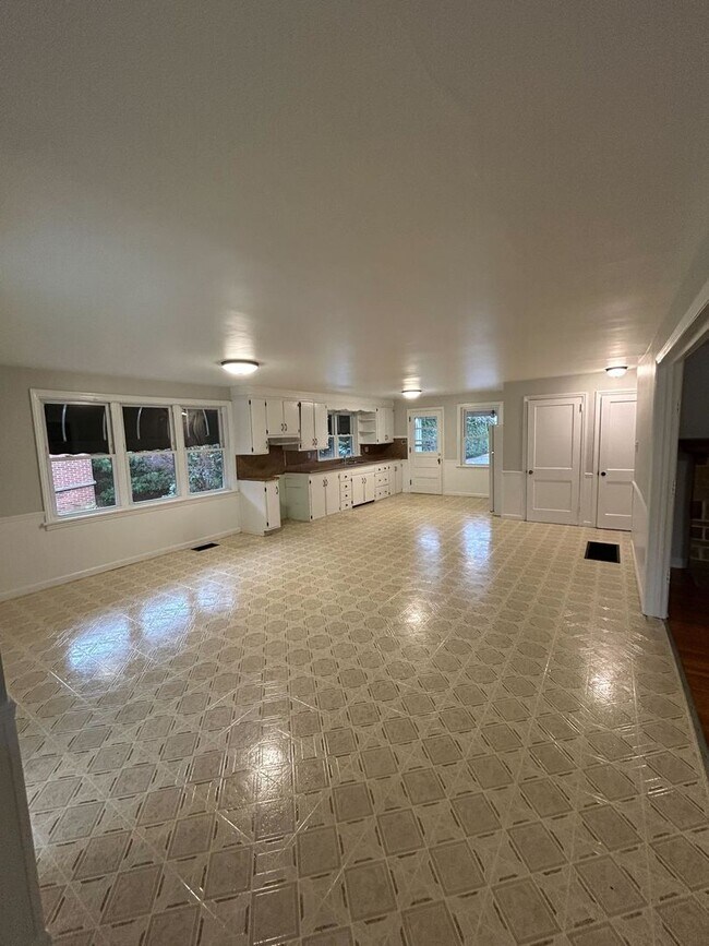 Building Photo - Beautiful Move in Ready 4 Bedroom Rancher ...