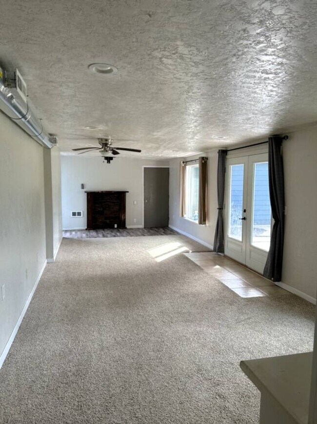 Foto del edificio - Spacious House with Garage, 48x24 Shop, an...