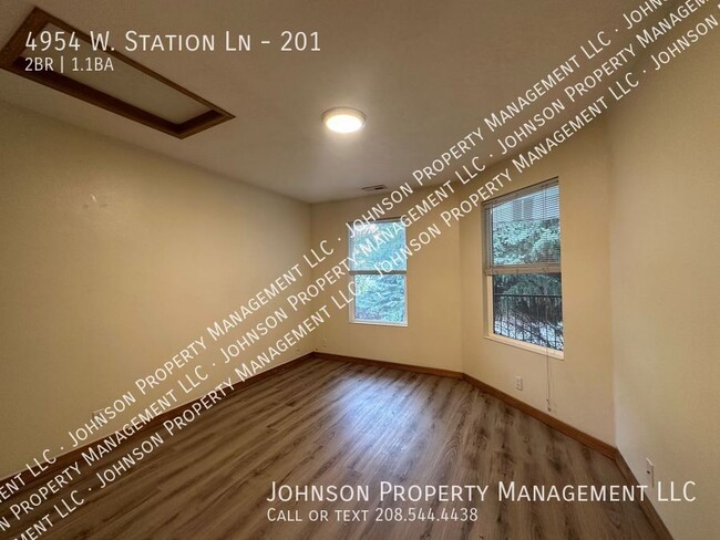 Building Photo - Walking distance to Lakeharbor and State S...