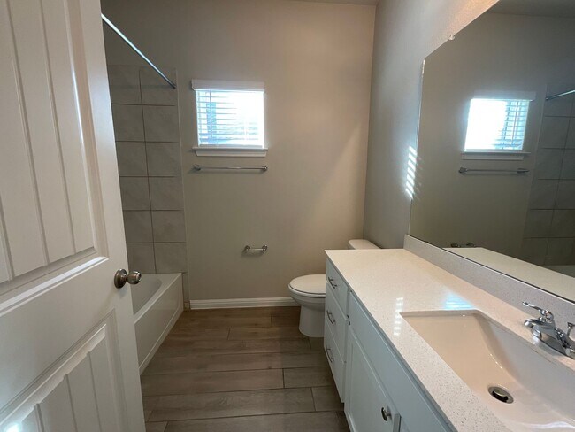 Foto del edificio - Available Now - Beautiful 3 Bedroom 2 Bath...