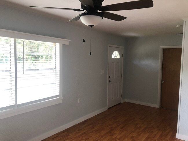 Lounge - 157 N Rhodes St