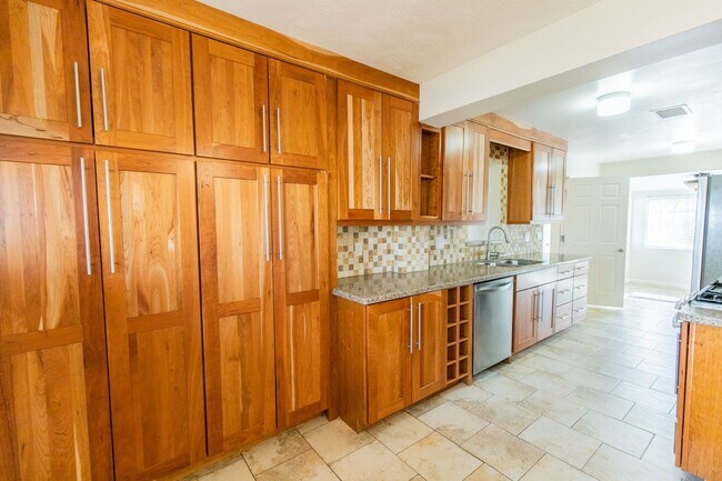 Building Photo - Beautiful 5 bedroom 3 bathroom home + den ...