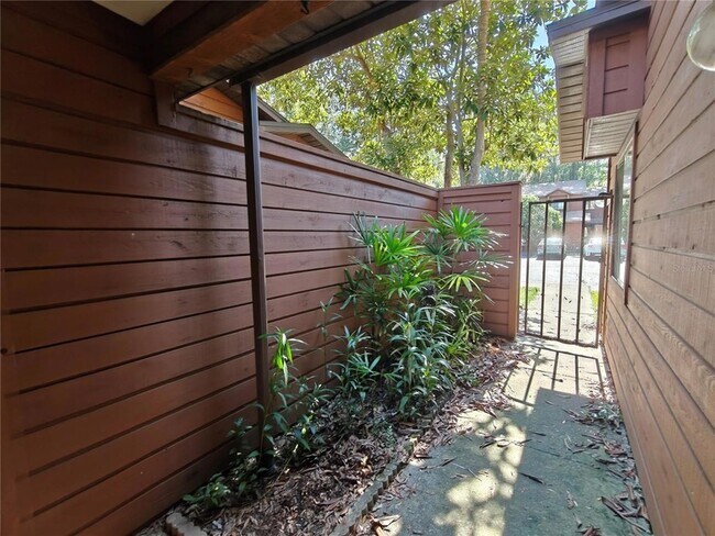 Foto del edificio - 830 SW 56th Terrace