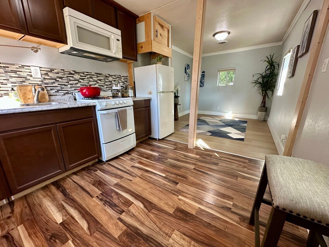 Foto principal - 1 bed, 1 bath home for rent in quiet Water...