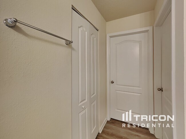 Foto del edificio - 382 Falcon Ridge Rd