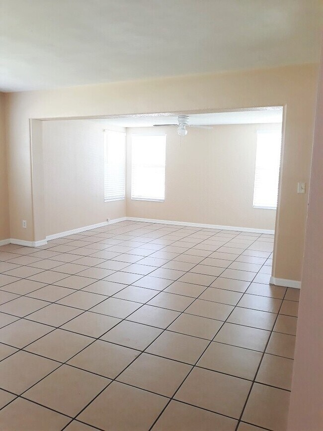 Foto del edificio - 3/1 With Garage In Audubon Park!