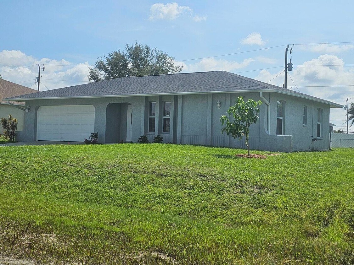 Foto principal - 3/2/2 Single Family Home with Fenced in Yard!