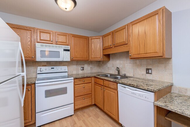 Foto del edificio - JUST LISTED: 2BDR/2BTH CONDO IN HEATHER GARDENS $2095 Available Oct. 1st