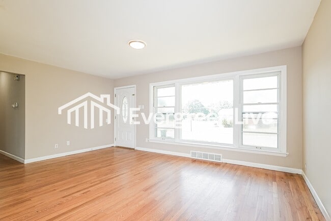 Building Photo - 380 S St Jacques St