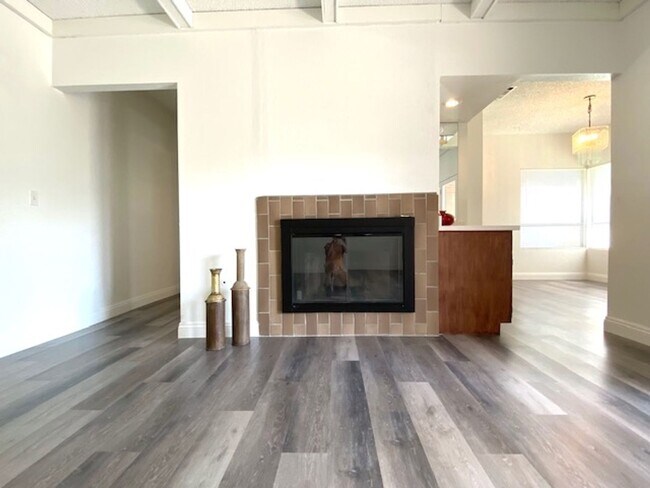 Foto del edificio - Available For Viewing On October 1, 2025. ...