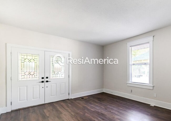 Building Photo - One Month Free Special!! Newly Renovated 4/2 in Midtown!