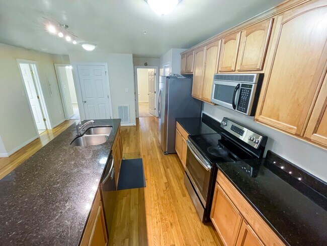 Foto del edificio - Stylish 3-Bedroom Condo in the Heart of Ca...