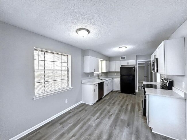 Building Photo - 3333 Leschallas Dr