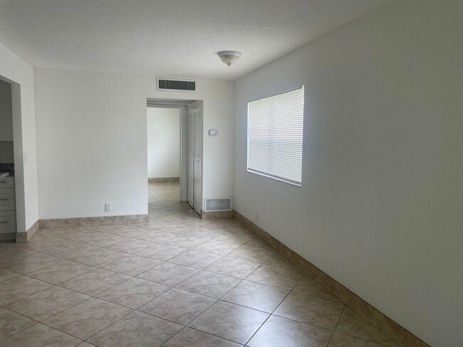Building Photo - 486 Saxony Dr