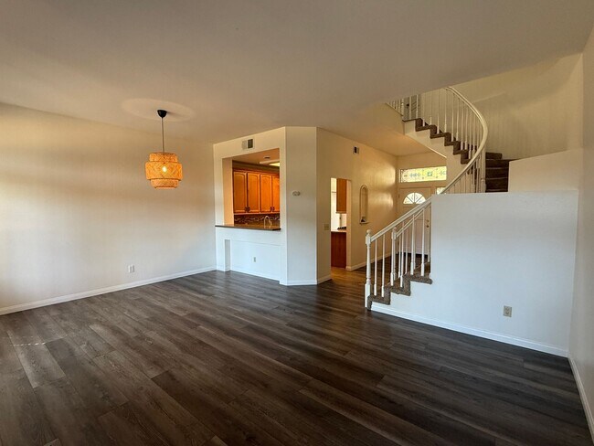 Foto del edificio - Highly Desired 3 Bedroom Townhome availabl...