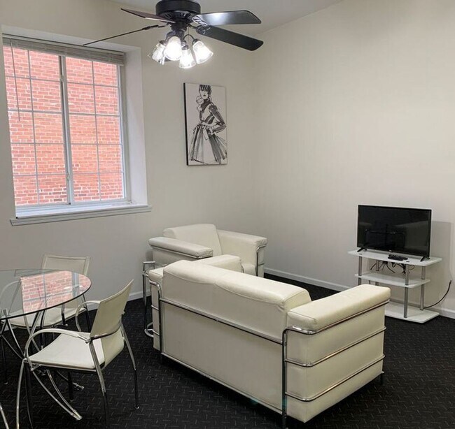 Building Photo - 10 N 10th St