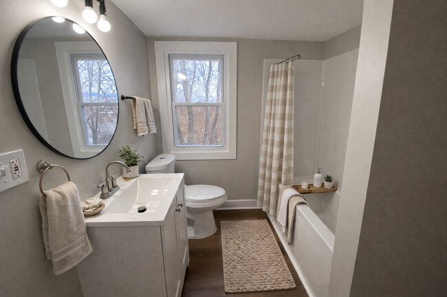 Foto del edificio - More Space Than You’d Expect: Updated 3BR w/ 1.5 Baths + Carpeted Attic Bonus
