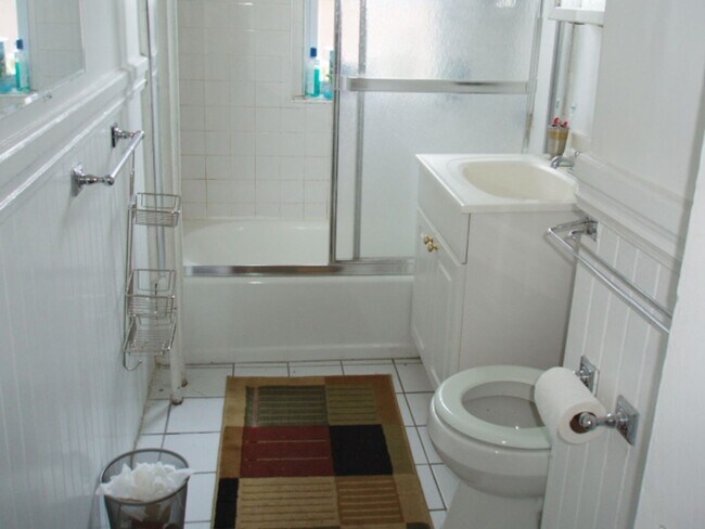 Foto del edificio - Sunlit Top-Floor Retreat: Charming 3-Bedro...