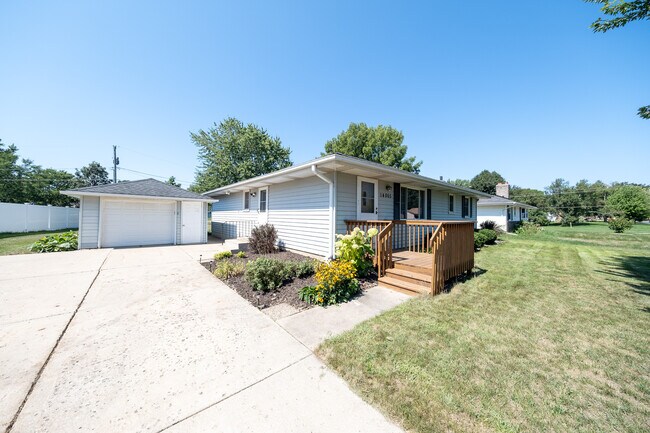 Foto del edificio - 14865 Damask Ave W