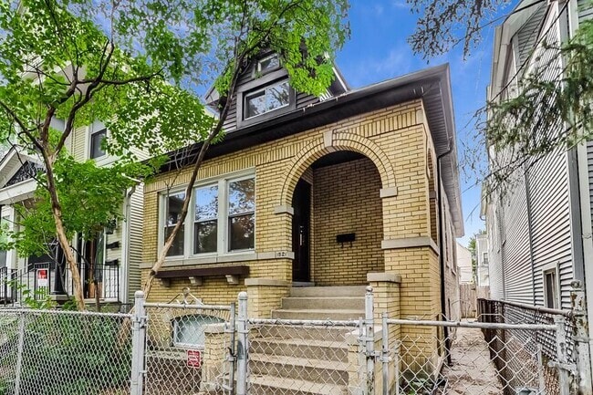 Building Photo - 1521 W Nelson St