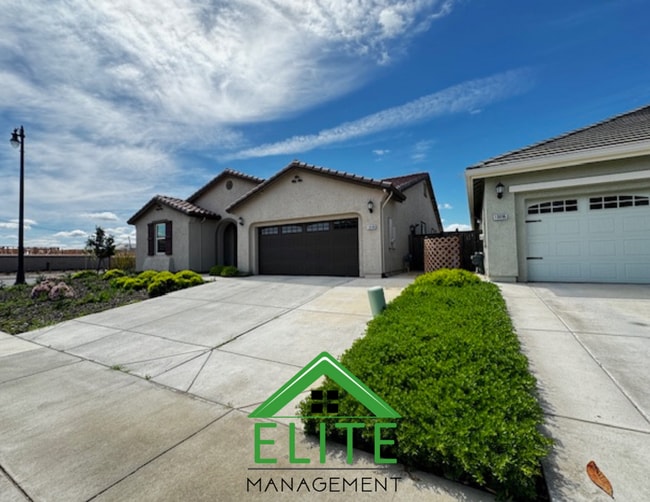 Building Photo - **UNIQUE 3 BEDROOM, 3 FULL BATHROOMS HOUSE...