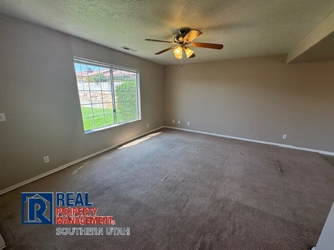 Building Photo - Townhome off Sunset Blvd