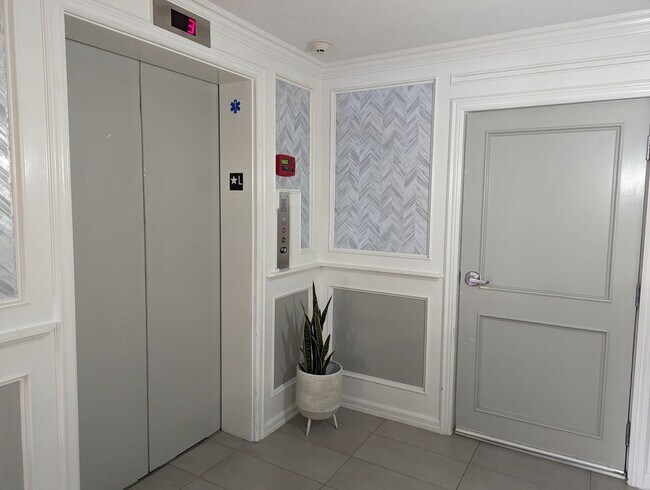 Building Photo - Beautiful Corner 3rd Floor 2 bedroom Condo...