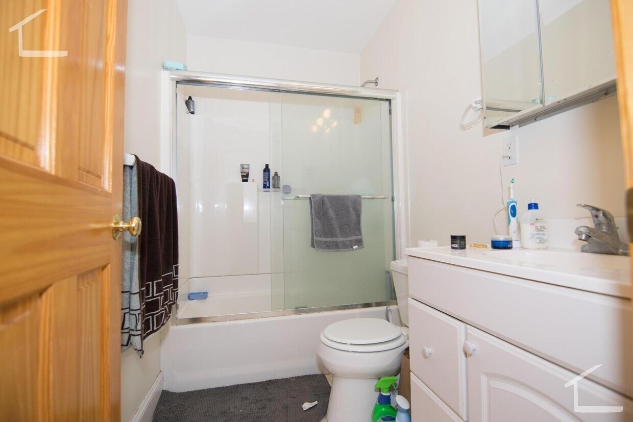 Primary Photo - Charming 3 Bedroom -No Broker Fees